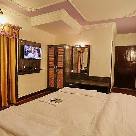 Hotel Ibni Kabeer Srīnagar Buitenkant foto
