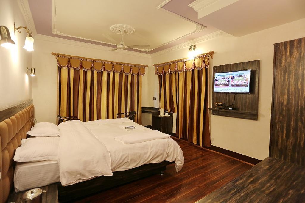 Hotel Ibni Kabeer Srīnagar Buitenkant foto