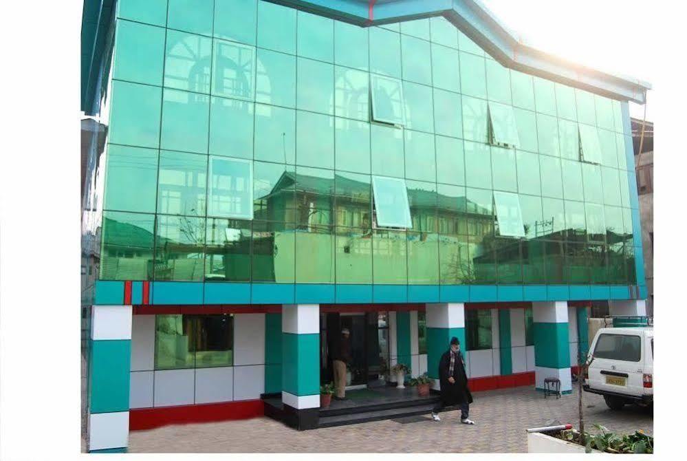 Hotel Ibni Kabeer Srīnagar Buitenkant foto