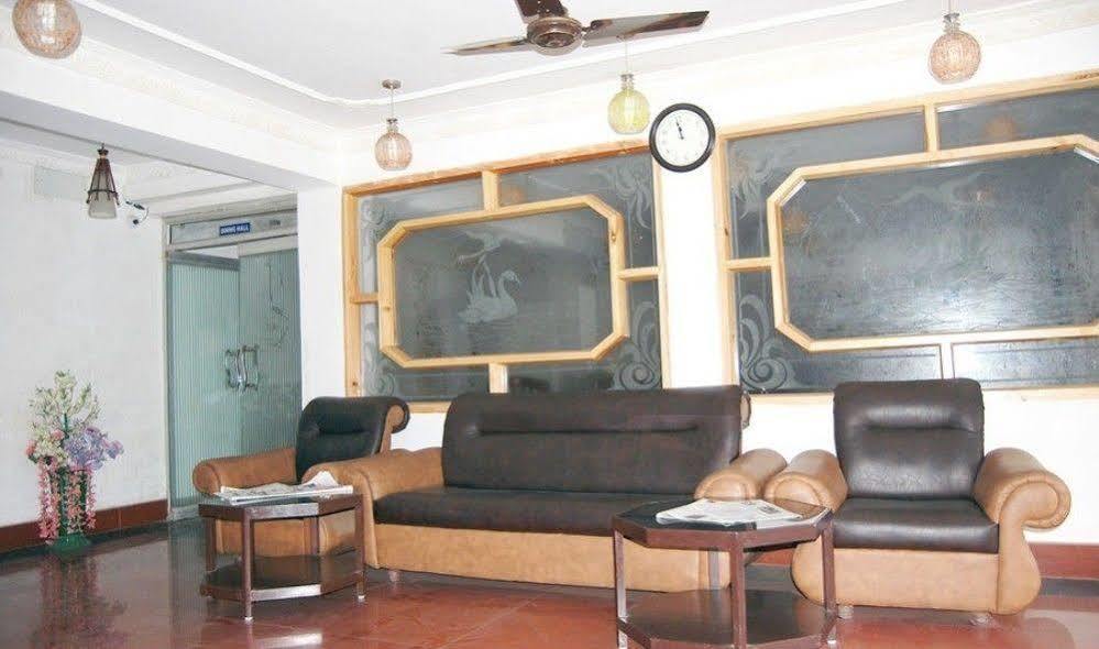 Hotel Ibni Kabeer Srīnagar Buitenkant foto