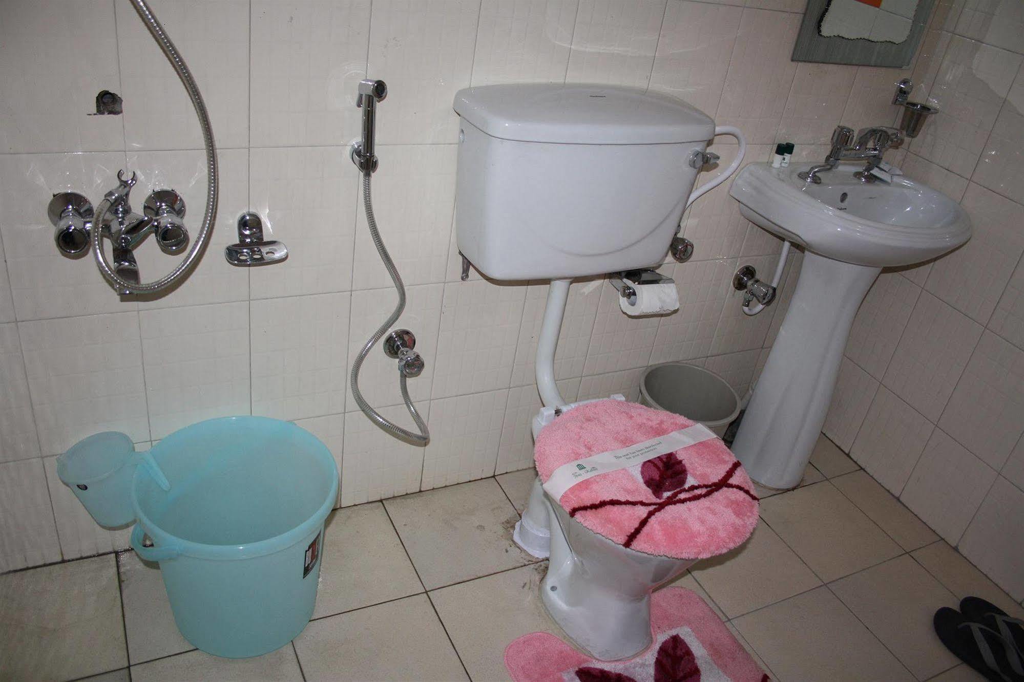 Hotel Ibni Kabeer Srīnagar Buitenkant foto