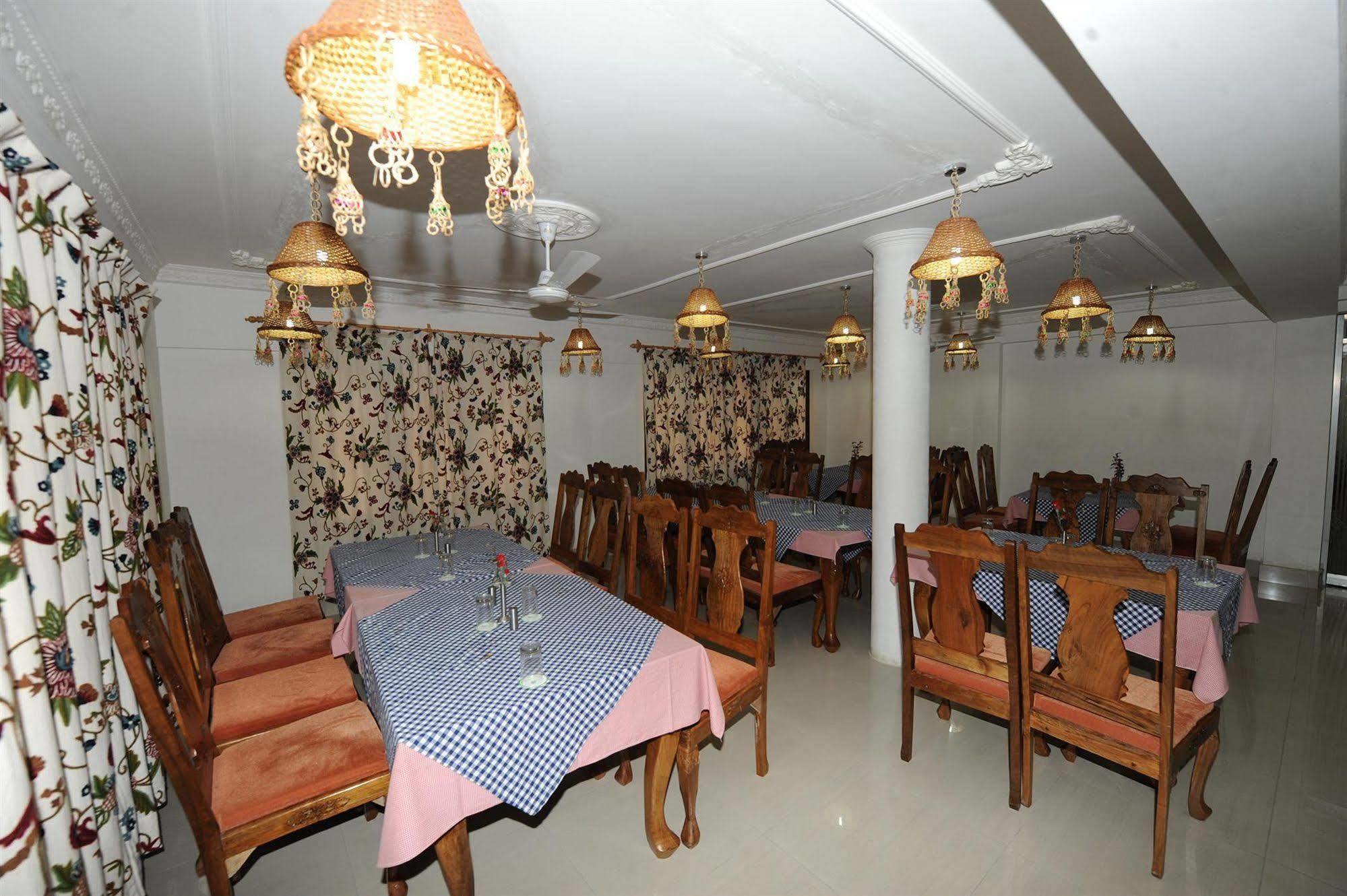 Hotel Ibni Kabeer Srīnagar Buitenkant foto