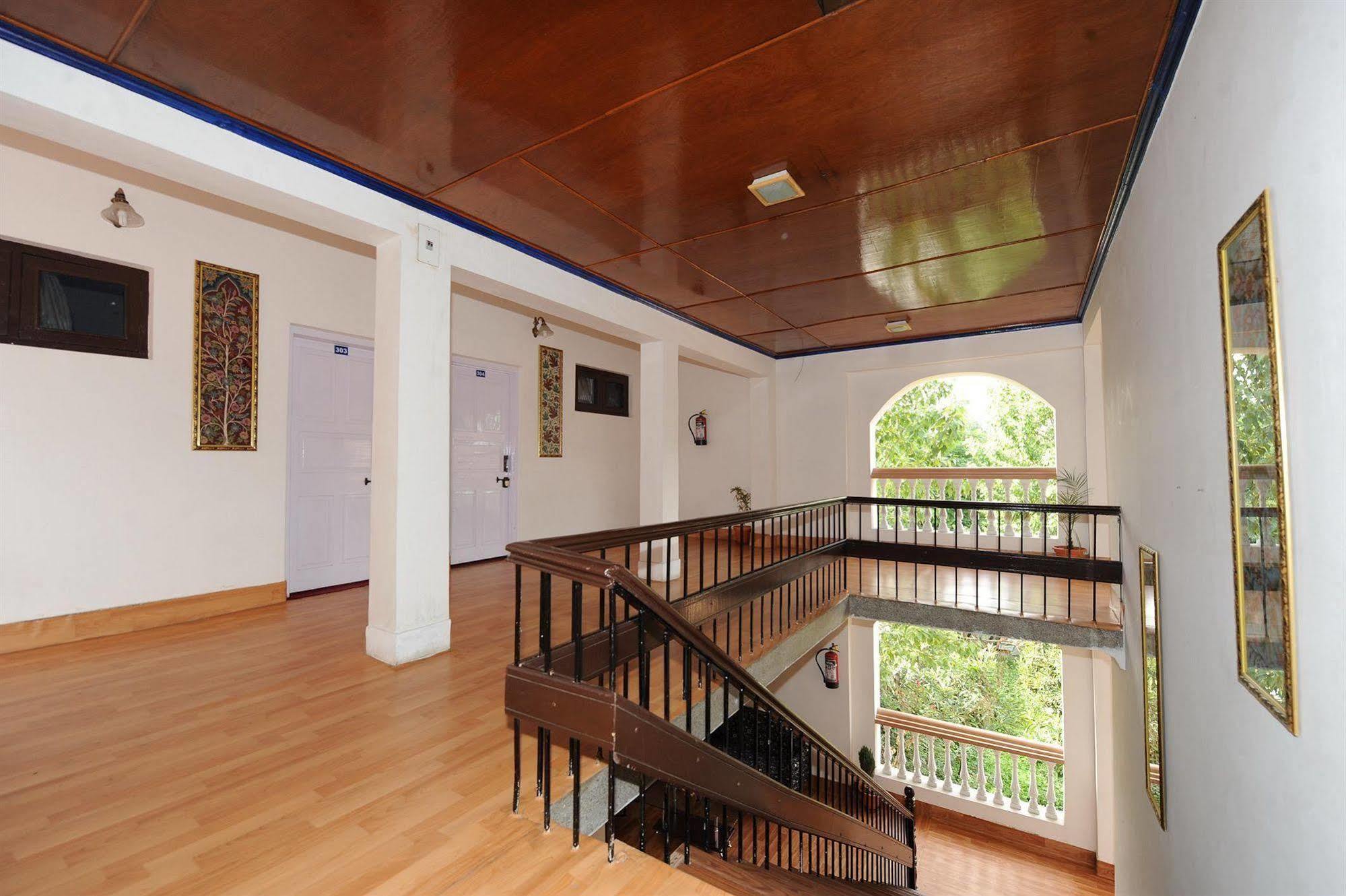 Hotel Ibni Kabeer Srīnagar Buitenkant foto