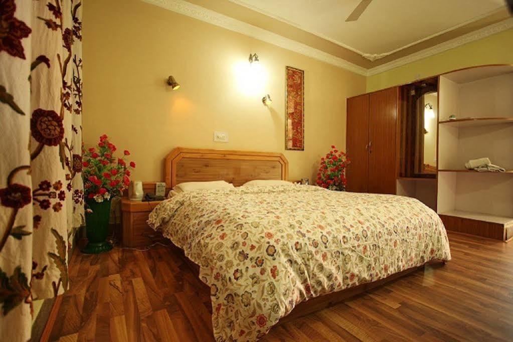 Hotel Ibni Kabeer Srīnagar Buitenkant foto