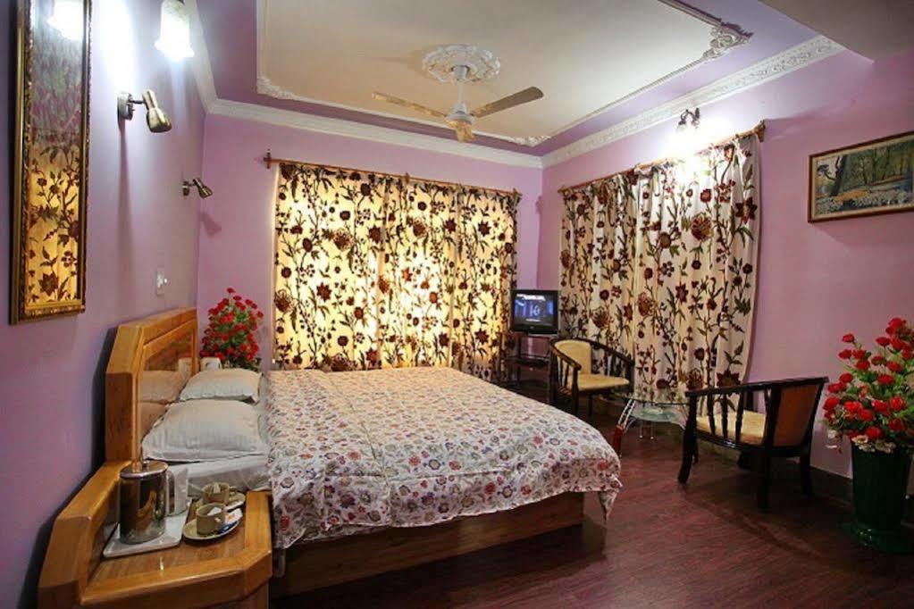 Hotel Ibni Kabeer Srīnagar Buitenkant foto