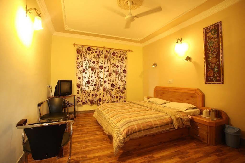Hotel Ibni Kabeer Srīnagar Buitenkant foto